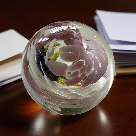 GLASS PAPERWEIGHT 🔮 - Picture 7 of 8
